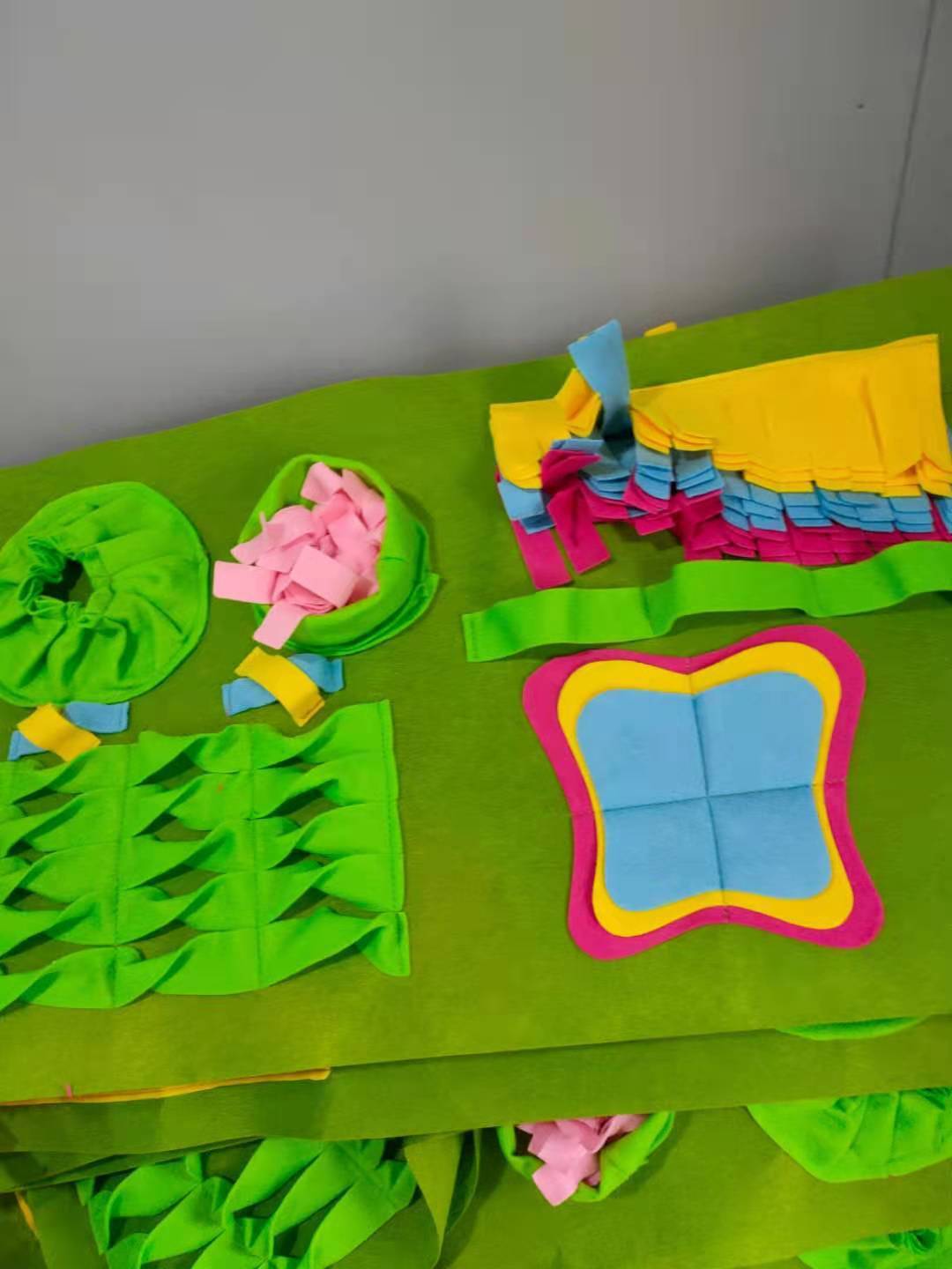 Toy mat to find food for pets to increase IQ